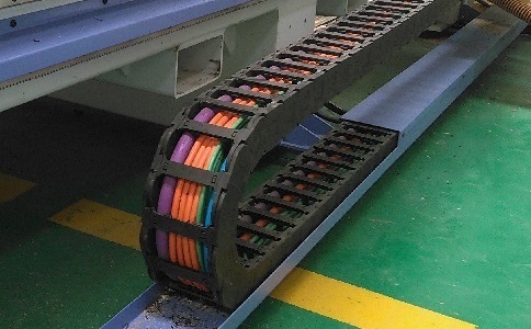 電纜、氣管、水管都可置于拖鏈中
